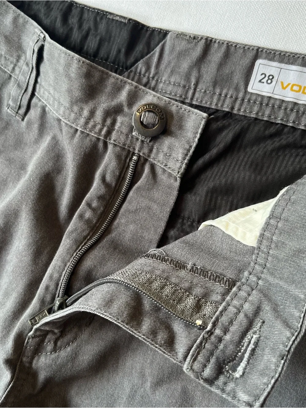 Volcom chino shorts 28 Gray Cotton blend Mens 7.5 inseam Casual Summer Y2K